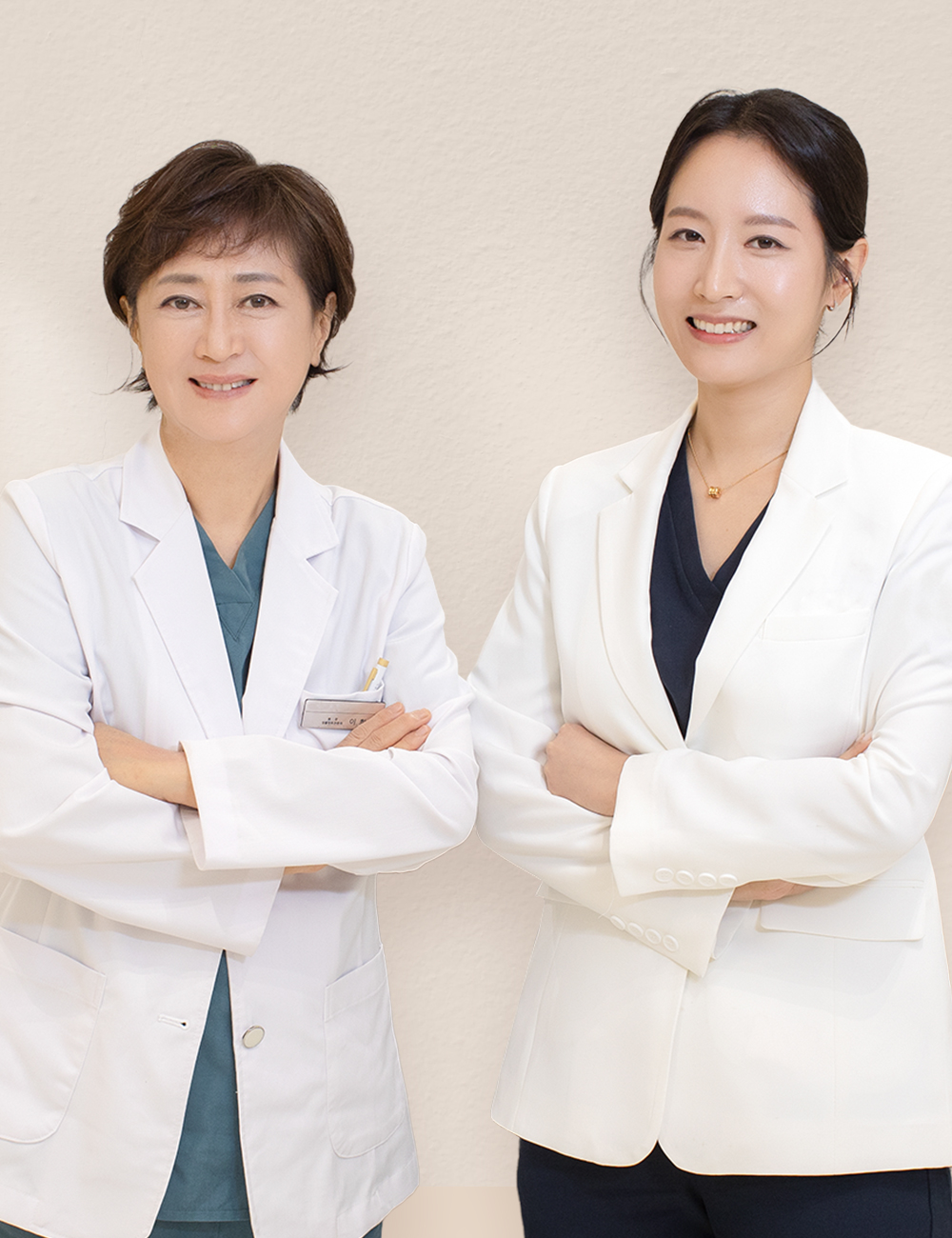 이희정 대표원장과 강찬미 대표원장이 함께 서 있는 연세바탕치과 모녀 의사 모습