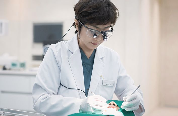 35년의 진료 경험을 바탕으로 세심하게 진료하는 연세바탕치과 원장 모습