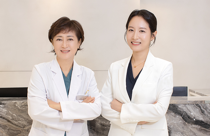 모녀 의사 이희정 대표원장과 강찬미 대표원장이 함께 협진하는 모습