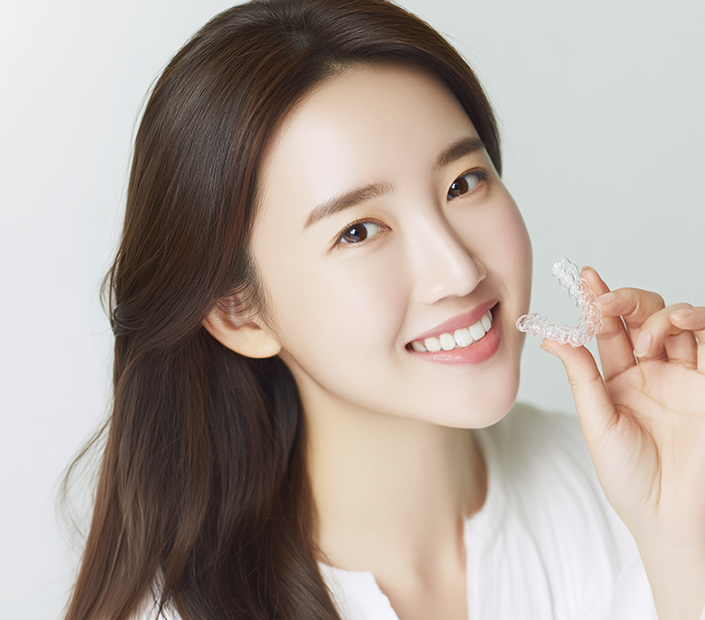 투명교정 상담을 받는 환자 모습