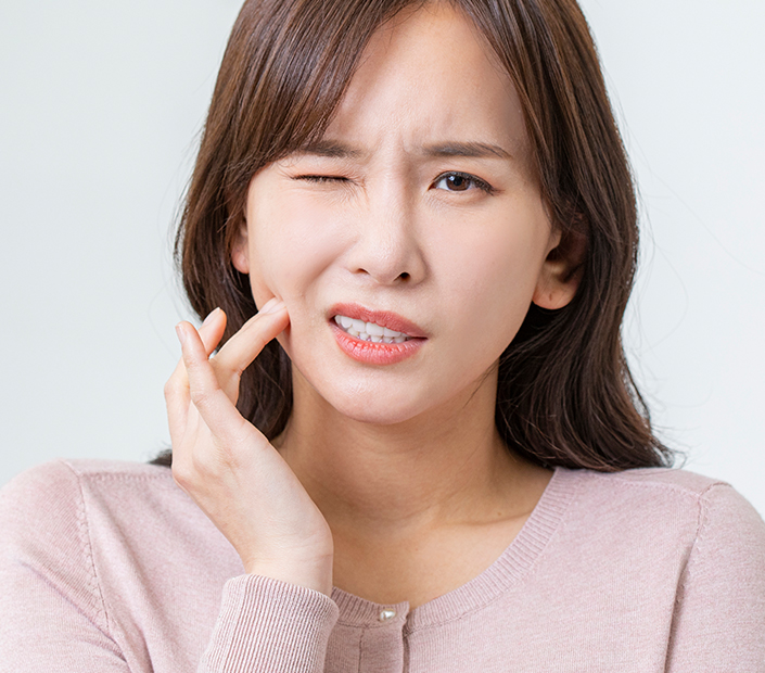 치아 시림과 통증을 호소하는 환자 상담 모습