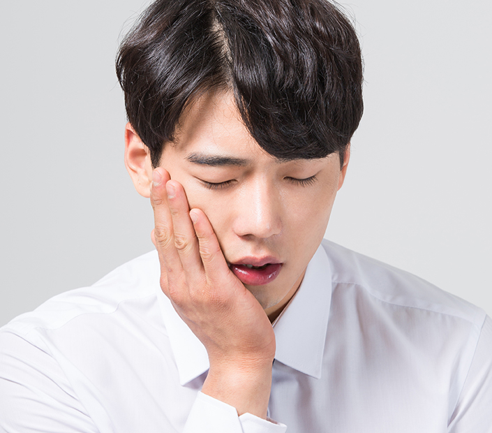 잇몸 출혈과 통증을 호소하는 환자 상담 모습