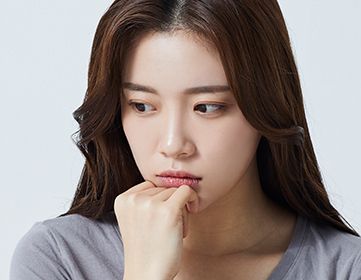 턱을 괴는 습관 등 잘못된 생활 습관으로 인한 턱관절 장애 예시