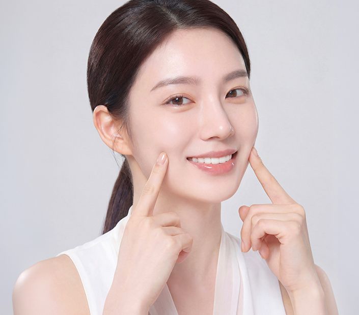 치아미백 후 밝고 자신감 있는 미소를 짓는 여성의 모습