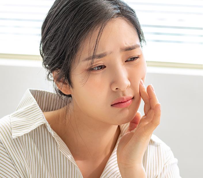 사랑니 통증과 잇몸 붓기를 상담하는 환자 모습
